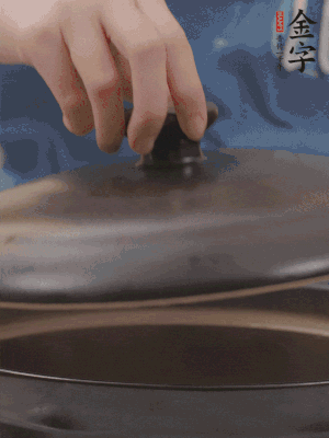 大火煮開后轉(zhuǎn)小火，燉煮20分鐘左右。