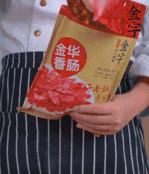 香腸切成斜片，小米辣切成斜片。