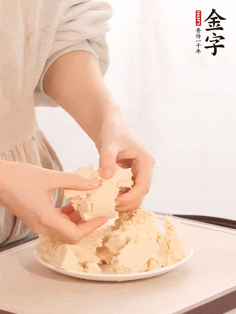 老豆腐用手掰成塊。