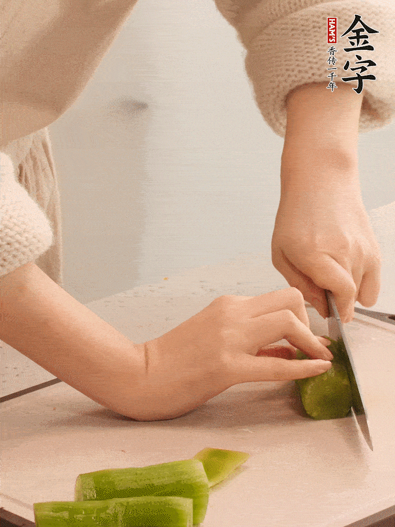 萵筍和白蘿卜用擦絲器擦成細(xì)絲。