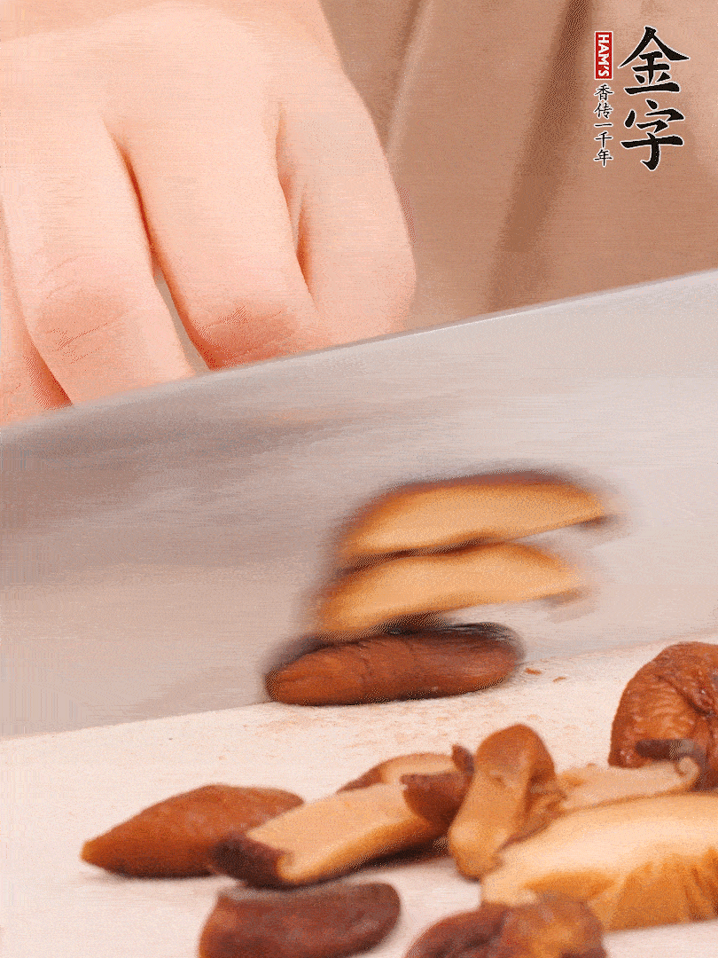 干香菇泡發(fā)，切成小塊。