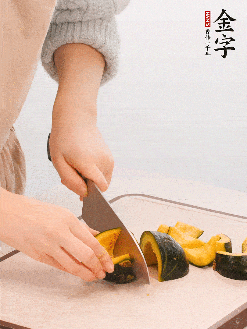 貝貝南瓜切小塊，生姜切成姜絲。