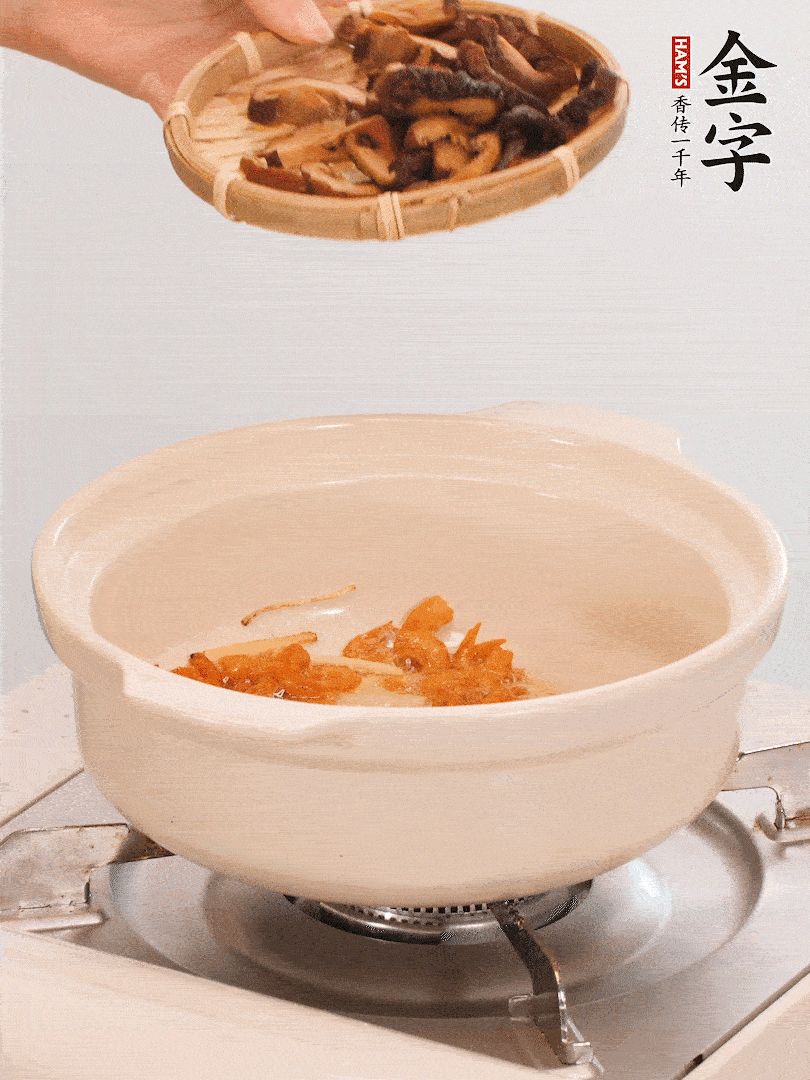 砂鍋倒入少許油，放入姜絲、海米小火煸香；再放入香腸、南瓜、干香菇一起翻炒2分鐘。