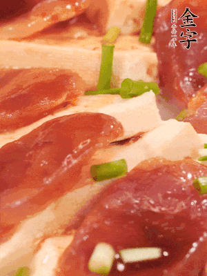 調(diào)一個(gè)醬汁：2勺生抽、1勺蠔油、半勺白糖、1勺淀粉、半碗清水調(diào)成料汁燒開(kāi)