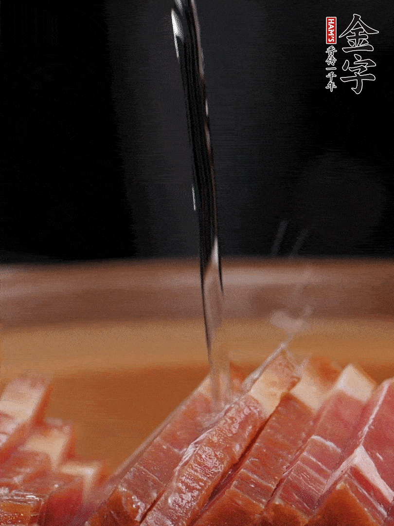 金字火腿切片，放入溫水中泡10分鐘，金字土香腸斜切成片。千張切成細(xì)條。