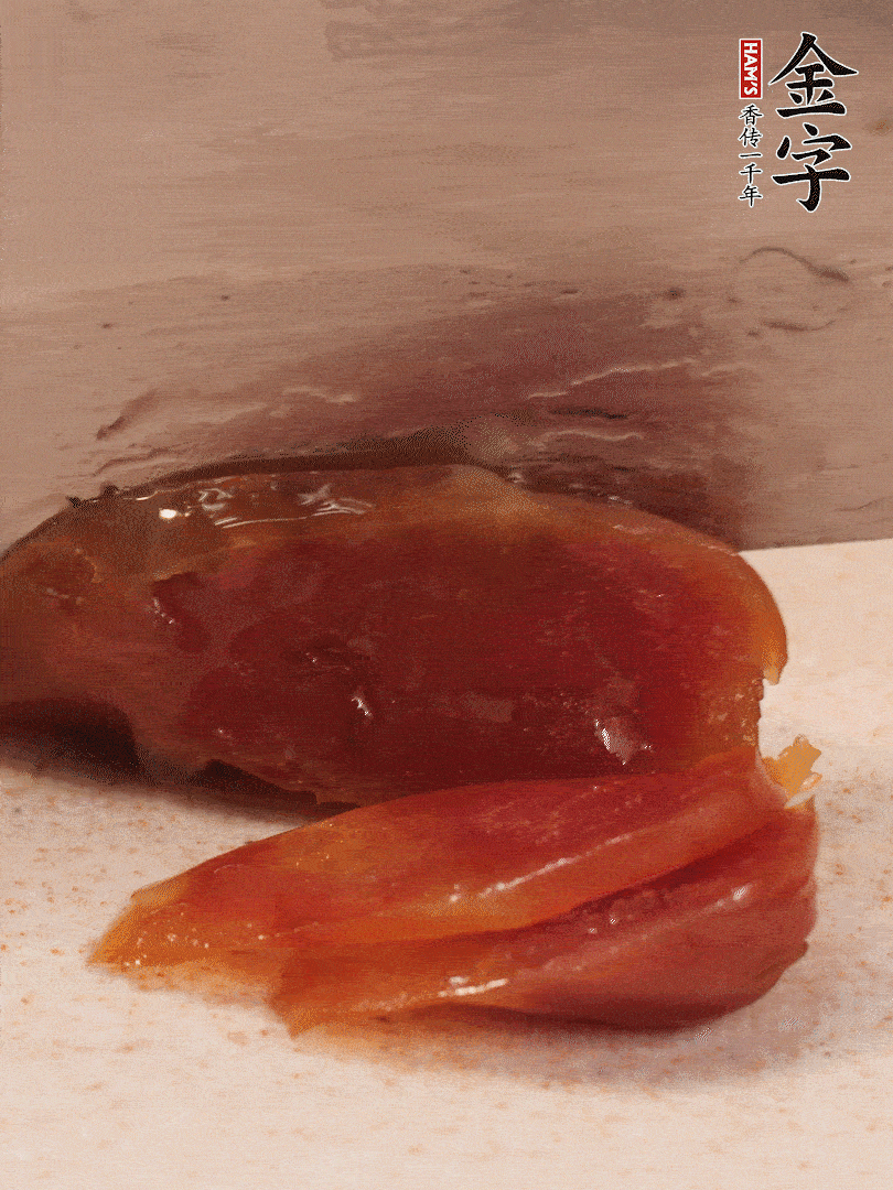 臘腸煮熟后，切薄片