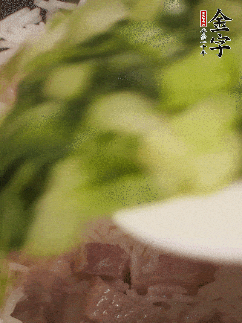 將燜煮好的米飯，倒入炒熟的蔬菜中，翻炒均勻鍆繼續(xù)燜煮5分鐘