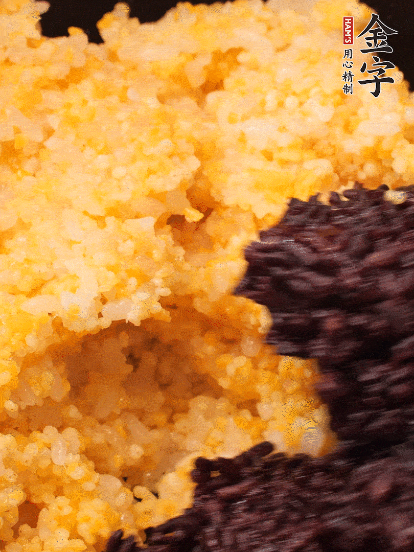 混合小米、紫米煮熟，加豬油攪拌均勻（紫米分開煮在攪拌）