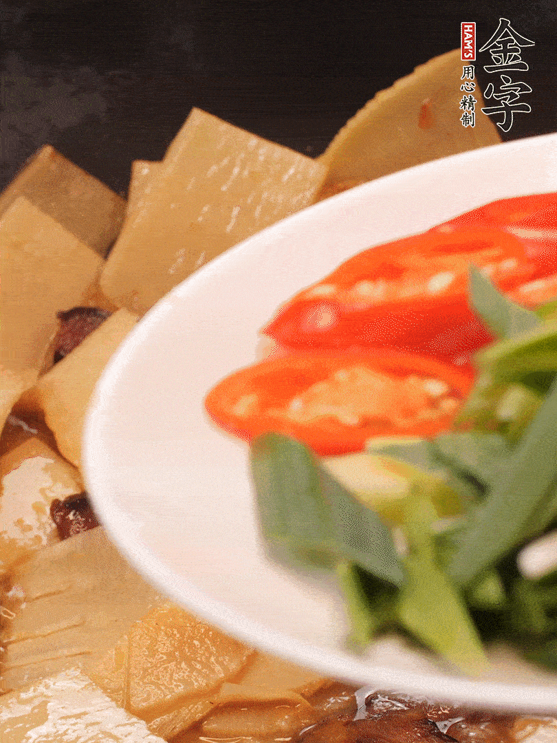 少許料酒增香，下蒜白、青紅辣椒略微翻炒