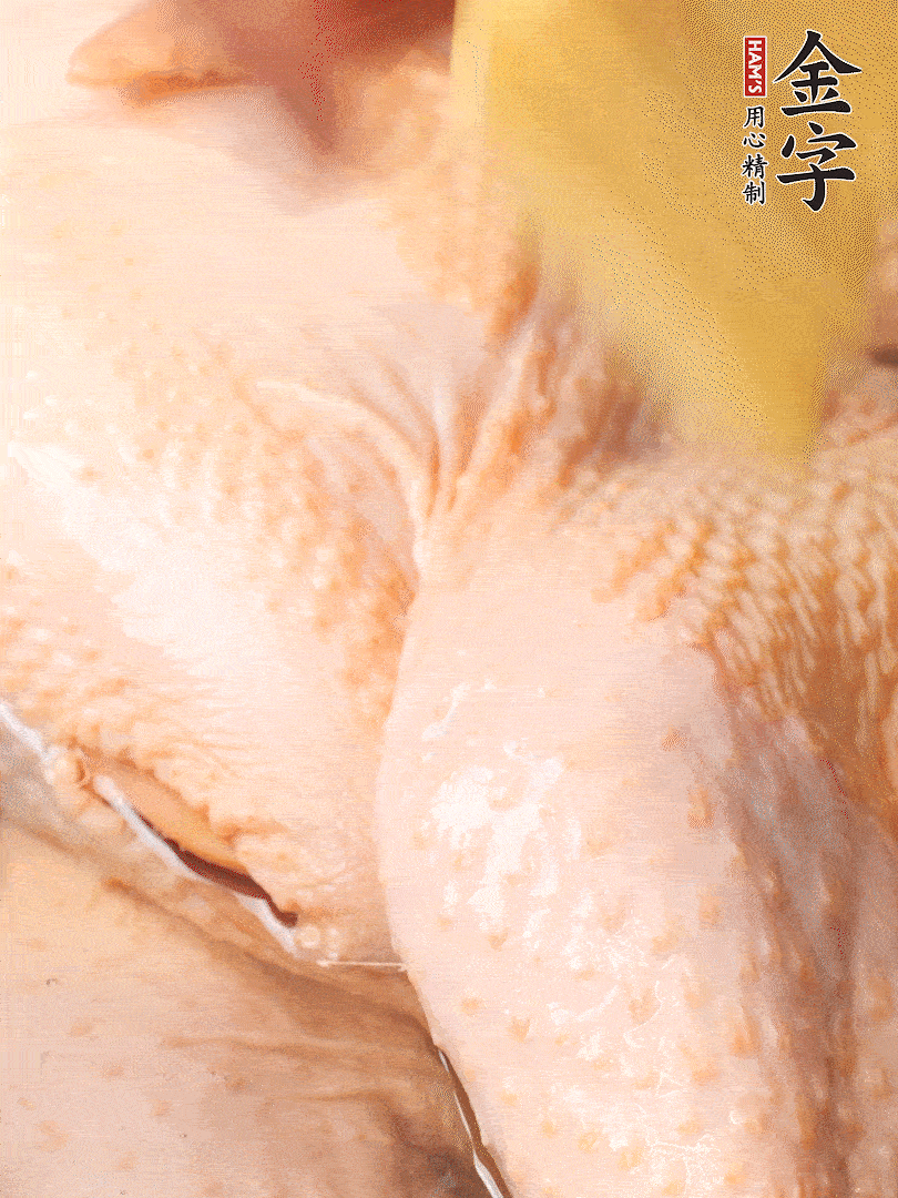 老母雞去頭去尾，斬去雞爪。冷水入鍋，加料酒、蔥姜焯水，煮出浮沫后撈出，用清水洗凈