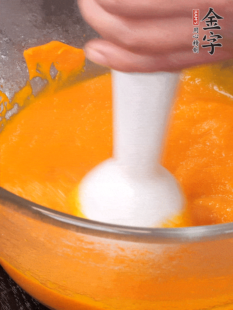 300g南瓜，去皮去瓤切滾刀塊，大火蒸8分鐘，料理機打成泥，篩網過篩成泥