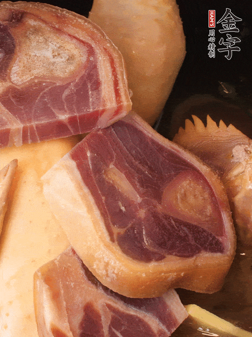 火踵、老母雞加蔥、姜、料酒、清水，大火燒開后轉小火，燉1小時