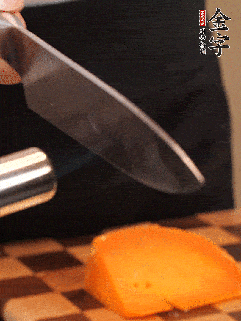 間隔擺上哈密瓜、奶酪、迷迭香、核桃仁