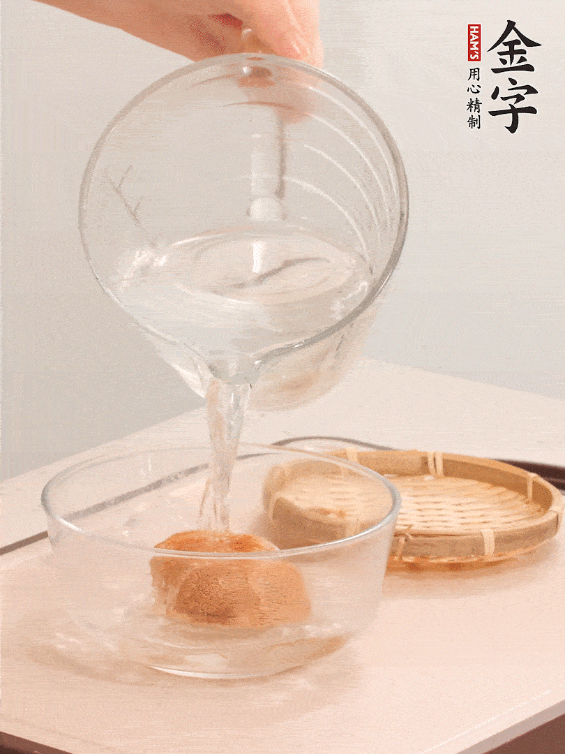 猴頭菇至少泡發(fā)半小時(shí)，將浸泡后的黃水?dāng)D干；