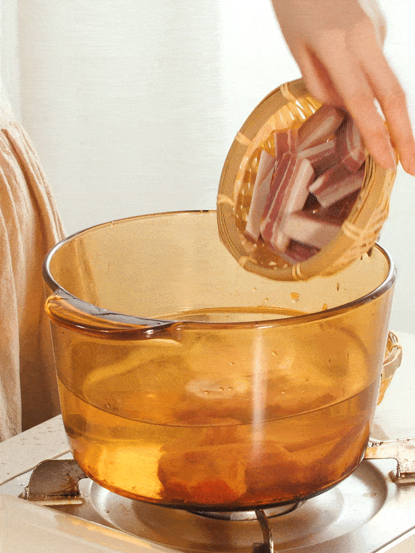 咸肉、排骨加料酒 蔥段 生姜 一起冷水下鍋焯水撈出