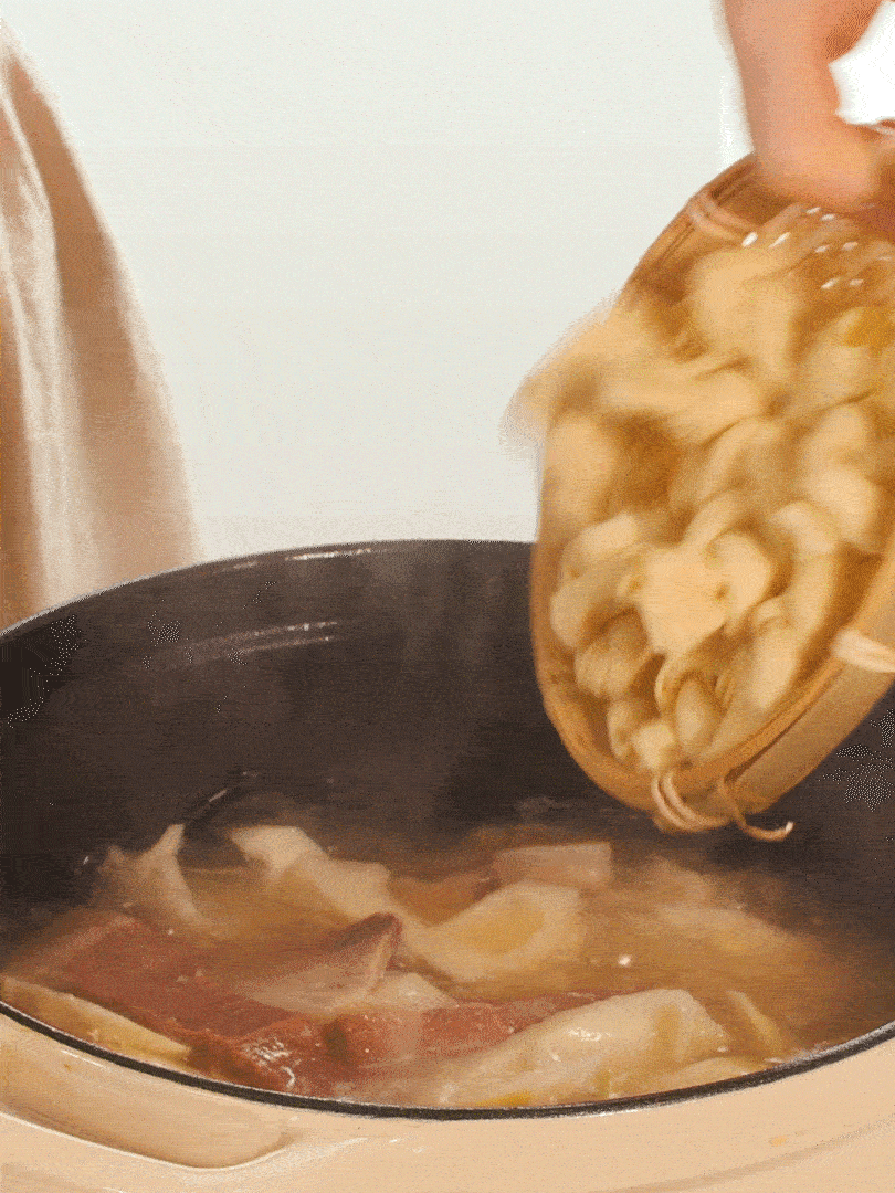 最后放入百葉結(jié)。萵筍小火慢篤10分鐘