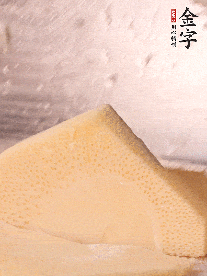 冬筍處理干凈，切滾刀塊，開水焯燙去除澀味