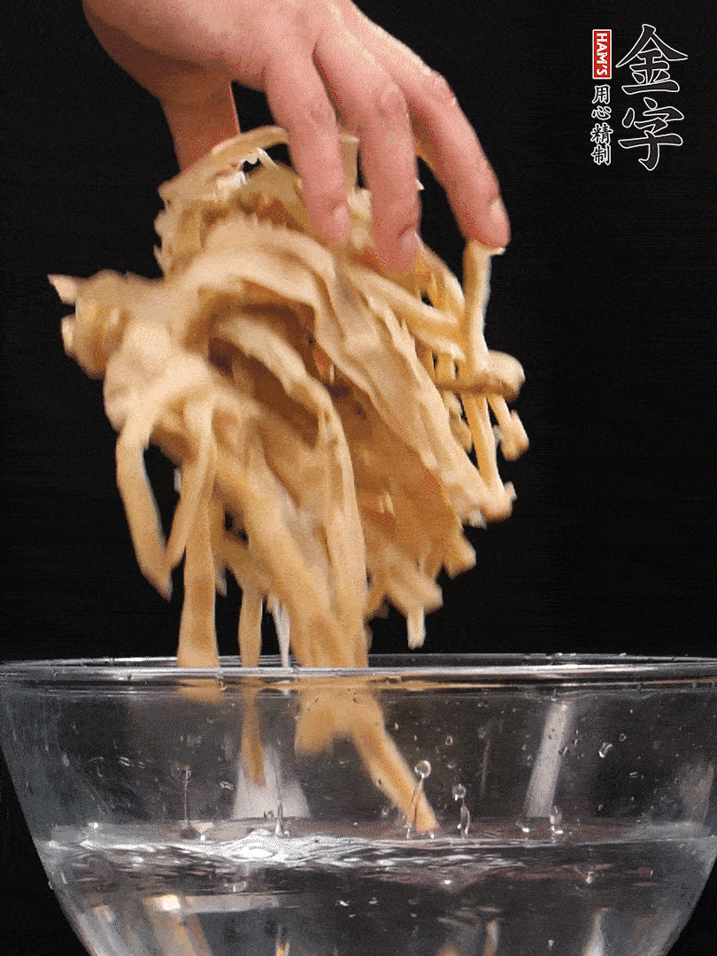 天目山筍干1把，清洗表面鹽分，用手撕成長(zhǎng)條
