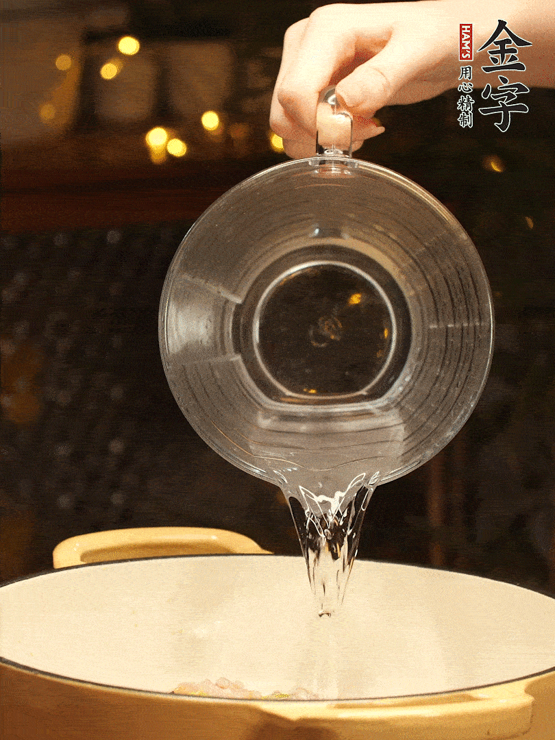 加入120ml水，蓋上蓋子燜幾分鐘撒上蔥花，美美的擺個(gè)盤(pán)~