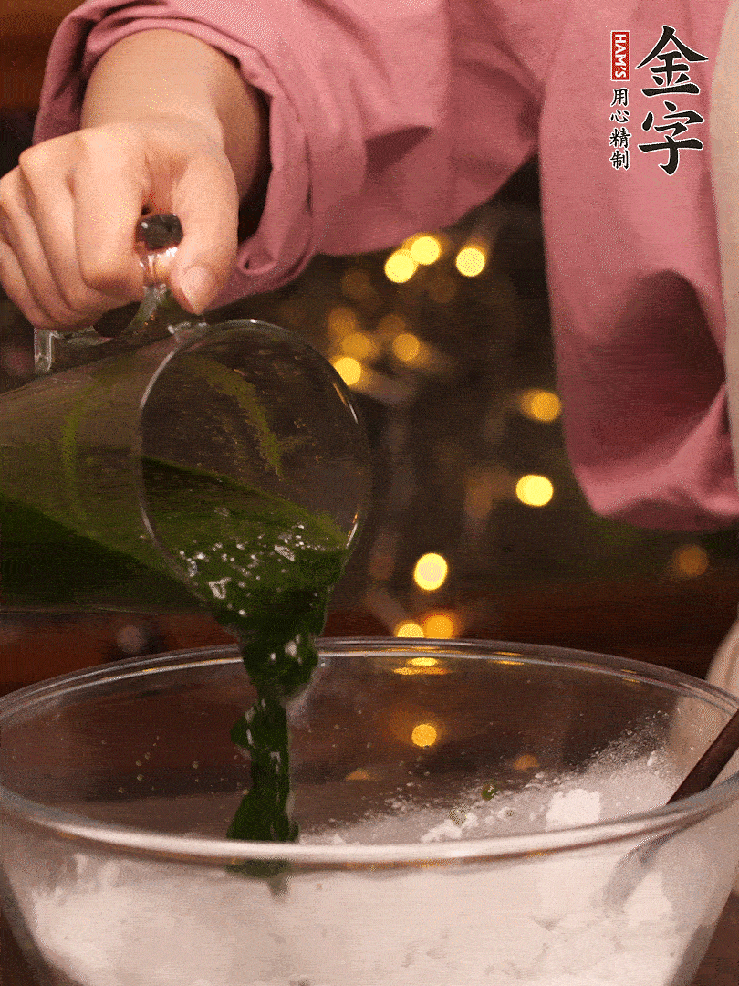 清明粿粉，分次加艾草泥，加點(diǎn)油揉2分鐘