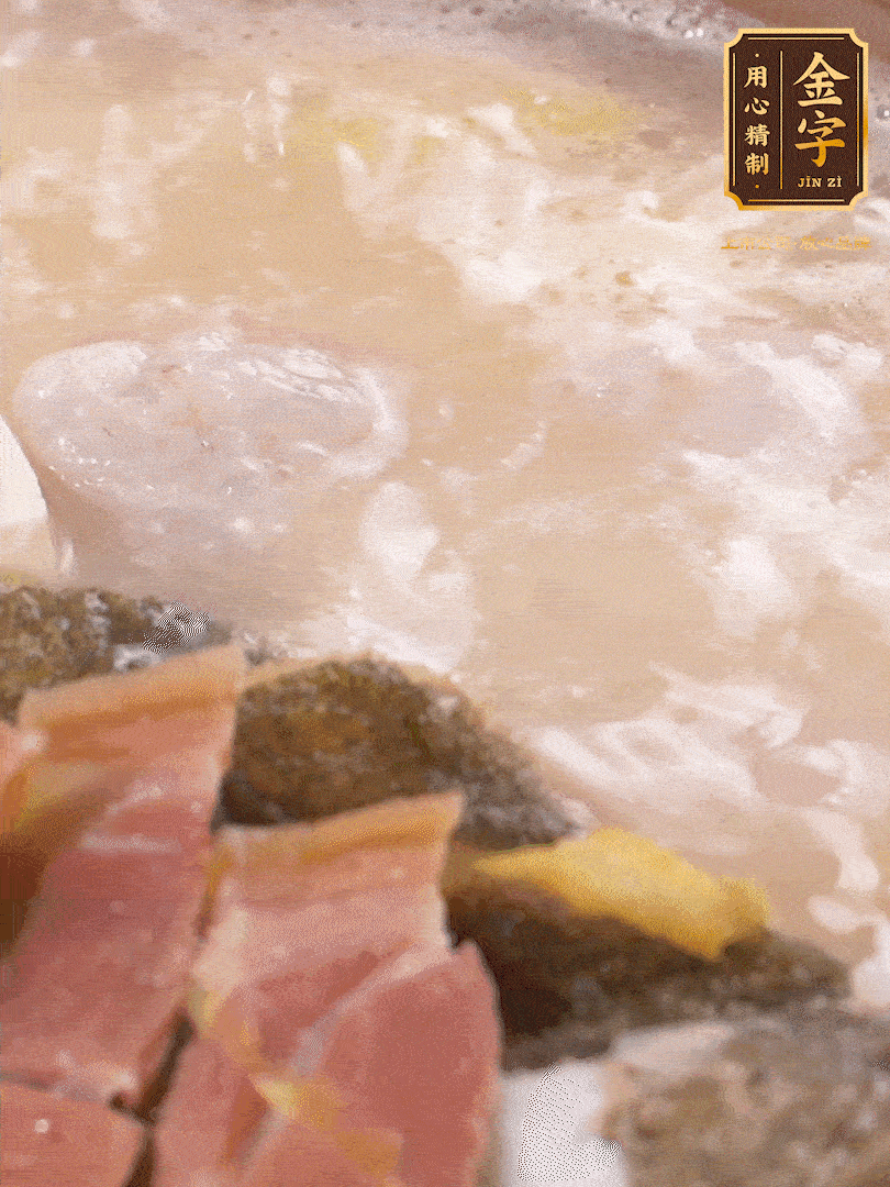 大火煮至沸騰后，轉(zhuǎn)至砂鍋中，繼續(xù)燉煮。這個時候可以放入一些自己喜歡吃的配菜比如蝦滑、內(nèi)酯豆腐來添味