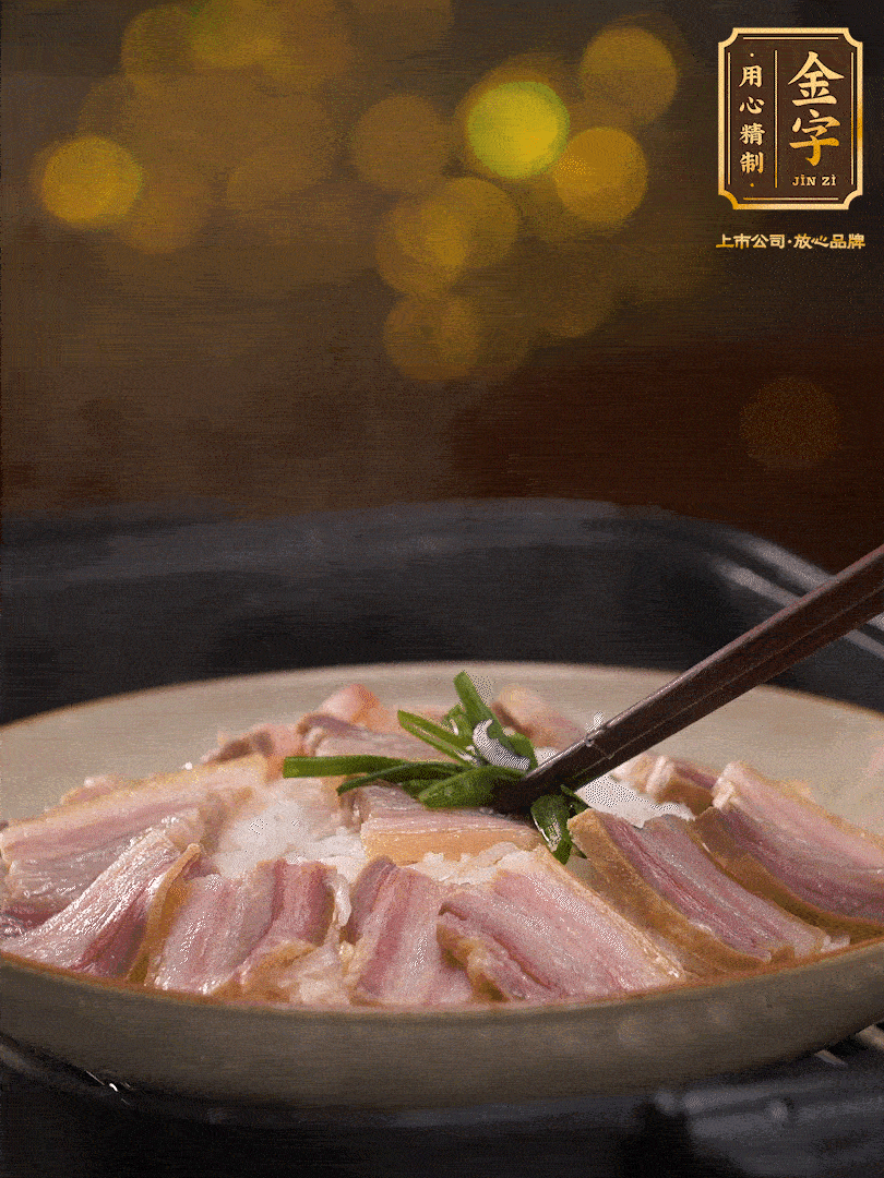 二十分鐘后關(guān)火，去除頂部的蔥段，最后撒上少許的蔥末，就完成了