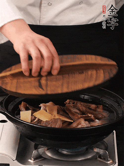 大火煮到沸騰后，轉(zhuǎn)中小火慢燉1個(gè)半小時(shí)。