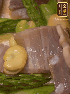 倒入熱水，燉煮10分鐘