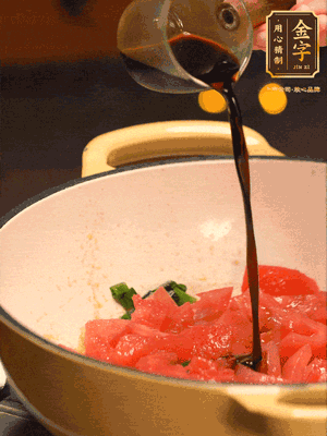 調(diào)味：1勺蠔油、1勺生抽、2轉(zhuǎn)胡椒粉和2勺番茄醬倒入400ml開水，燒至湯汁濃厚