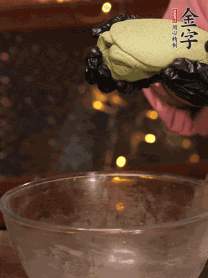 水里放點(diǎn)鹽，燒開后放艾草，一勺小蘇打，撈出浸入涼水，打成艾草泥