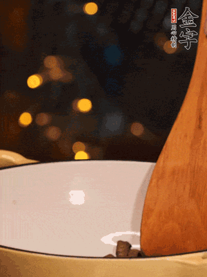 鍋中放入油，倒入醬油肉煸出油脂香味