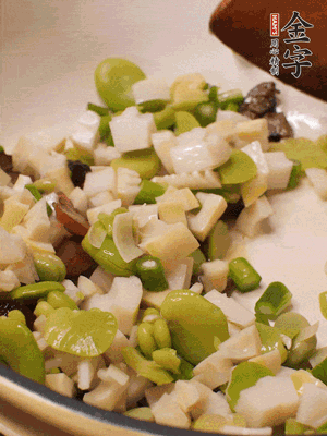 倒入蠶豆、春筍翻炒