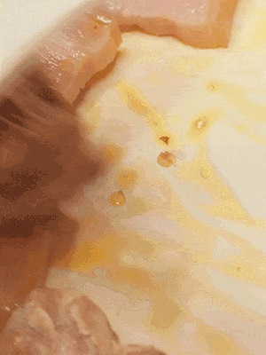 另起一鍋，將咸肉、鮮肉 翻炒出香味