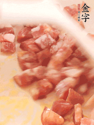 香腸炒出油脂，加入蠶豆煸炒