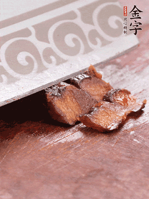 金字醬油肉水煮15分鐘，切薄片