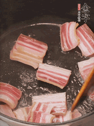 鍋中放菜籽油燒熱，下咸肉、冬筍略微煸炒