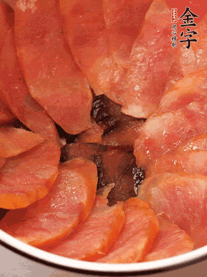 深碗涂抹豬油，頂端鋪枸杞，間隔鋪上香腸、醬油肉片