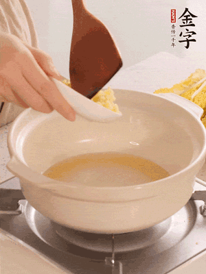 鍋里留少量底油煸香火腿和姜末。