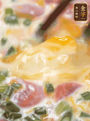 三個全蛋中加適量牛奶、鹽、黑胡椒粉、臘腸、蔥花攪拌均勻