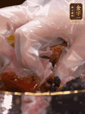 排骨洗凈后（蠔油、生抽、老抽、鹽、糖、淀粉、豆豉、蒜蓉、姜絲）腌制30分鐘