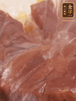 加熱水，2大勺料酒煮20分鐘，再下節(jié)瓜塊煮10分鐘即可