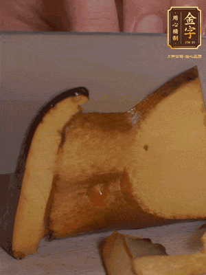 2個(gè)牛肝菌切丁，1個(gè)牛肝菌切片；金字香腸1根切丁，1根切片