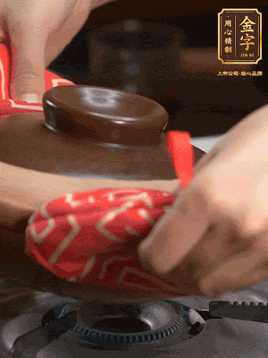 中火調(diào)成小火，鋪上香腸蓋蓋燜5分鐘。不斷轉(zhuǎn)動(dòng)瓦煲，讓側(cè)壁的飯形成飯焦