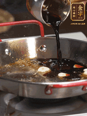煲飯期間，用油煎熟牛肝菌。再用底油加醬油、蒜片調(diào)出鮮美醬汁