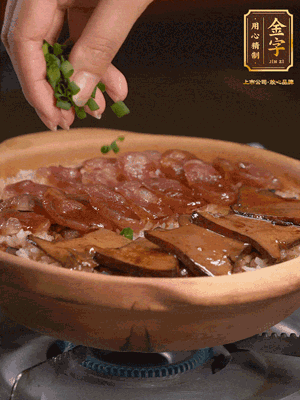 最后鋪上牛肝菌，爭(zhēng)分奪秒地倒上醬汁，撒點(diǎn)小蔥花