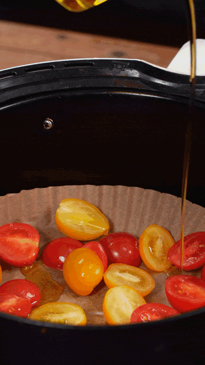 小番茄撒鹽胡椒，空氣炸鍋烤10分鐘至表面變皺