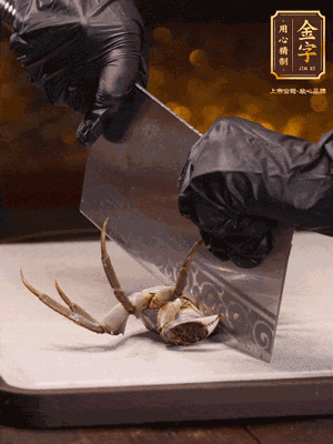 用刷子刷干凈六月黃，一斬二。把蟹蓋、蟹胃拿出來。