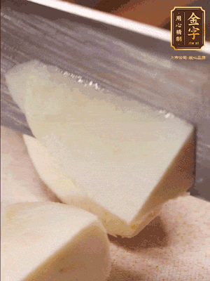 茭白去殼，底部一層老皮刨掉，切成滾刀塊