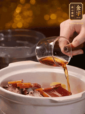 羊排、火腿、姜片一起入砂鍋，大火煮到沸騰