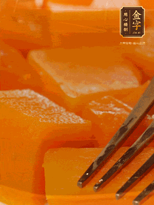 南瓜去皮，一半切塊備用，一半切塊蒸熟，碾成泥